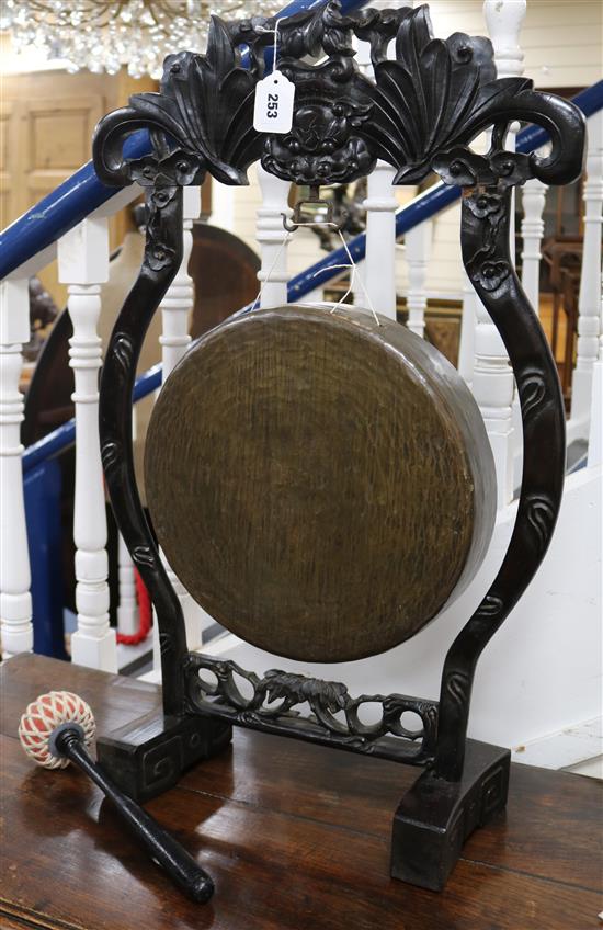 A Chinese hongmu framed dinner gong and beater, early 20th century height 79cm
